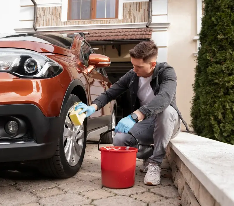 Lavage auto à domicile Belgeard : professionnel intervenant sur un véhicule